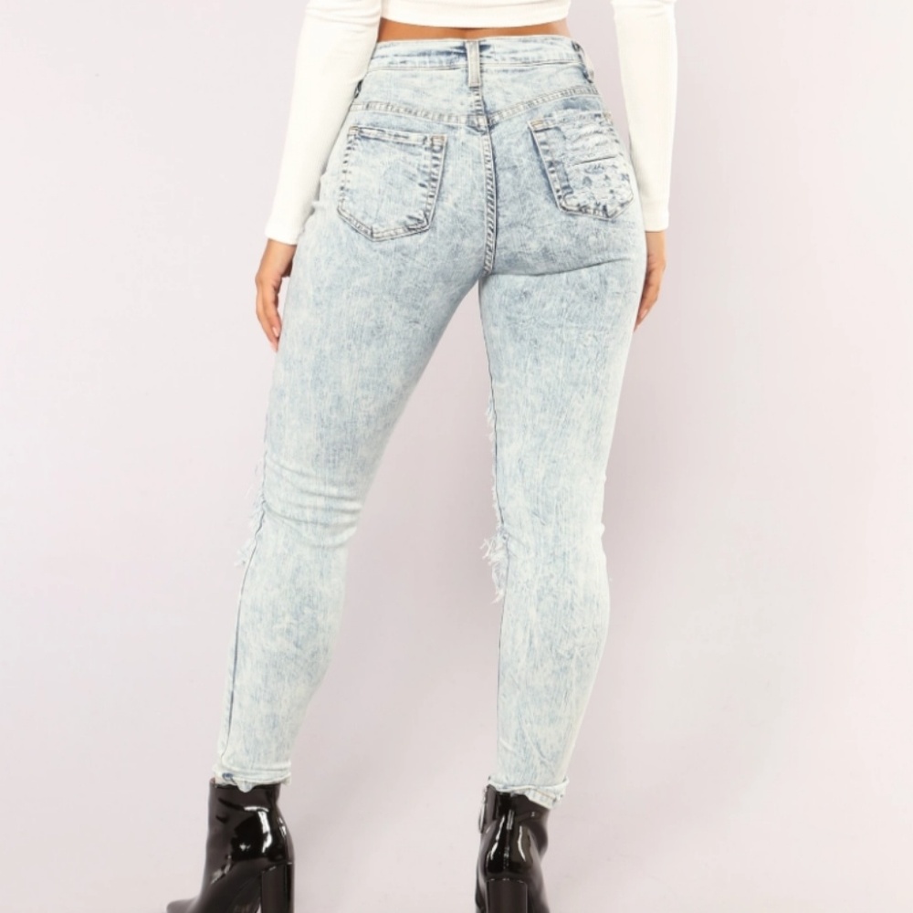 White and Navy acid wash skinny jeans
